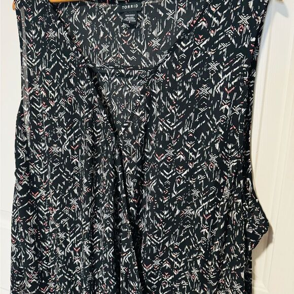 Torrid Black and White Textured Tank Top - Picture 2 of 10